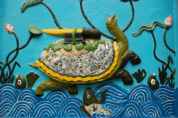 1280px-Kim_Qui_and_the_Restored_Sword_(Hoan_Kiem)_in_ceramics.jpg