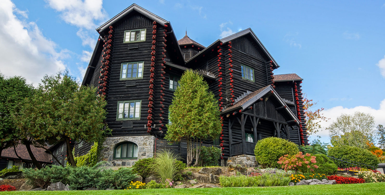 1600x813-Exterior-2-Fairmont-le-Chateau-Montebello-Quebec-Canada.jpg