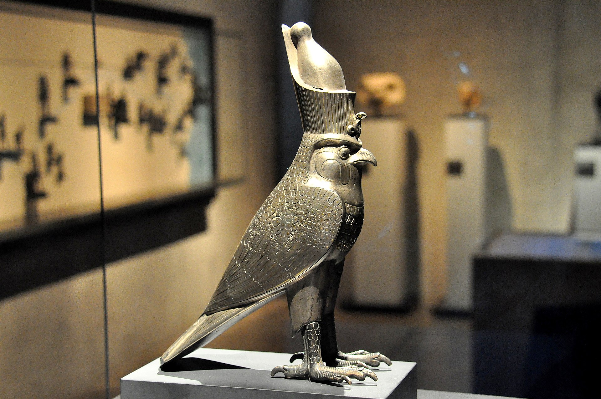 1920px-God_Horus_as_a_falcon_wearing_the_Double_Crown_of_Egypt._27th_dynasty._State_Museum_of_...jpg