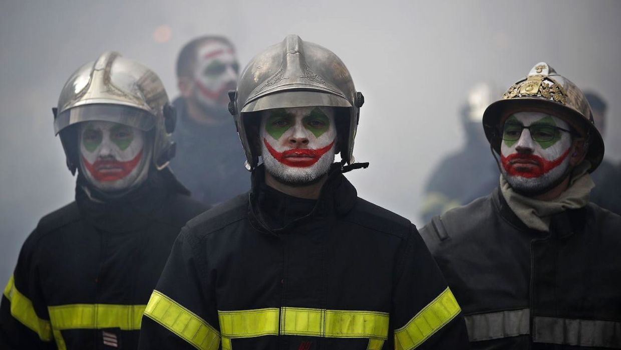 23328774-france-firefighter-pension-reform-protest.jpg
