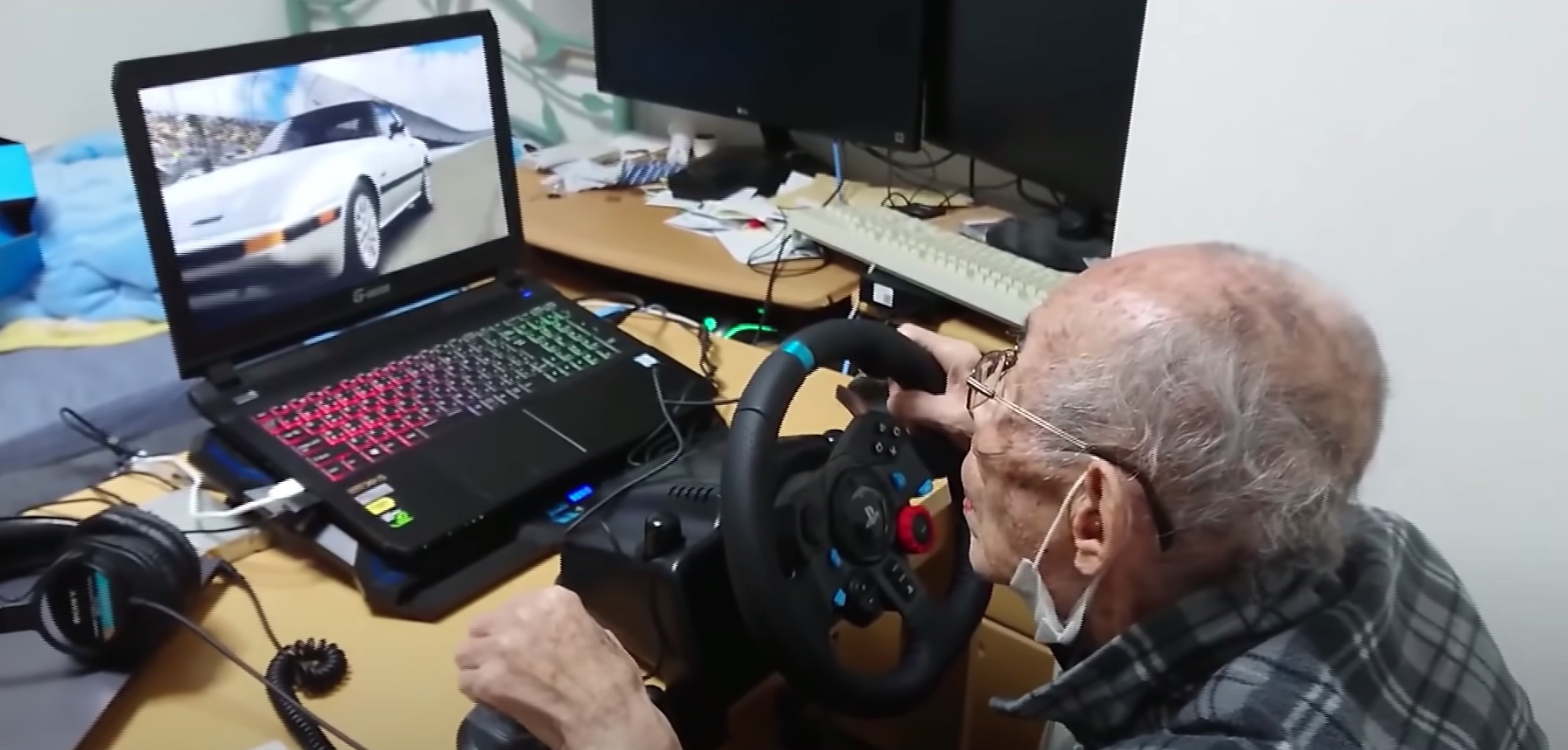 93-year-old-Grandpa-playing-racing-video-games.jpg