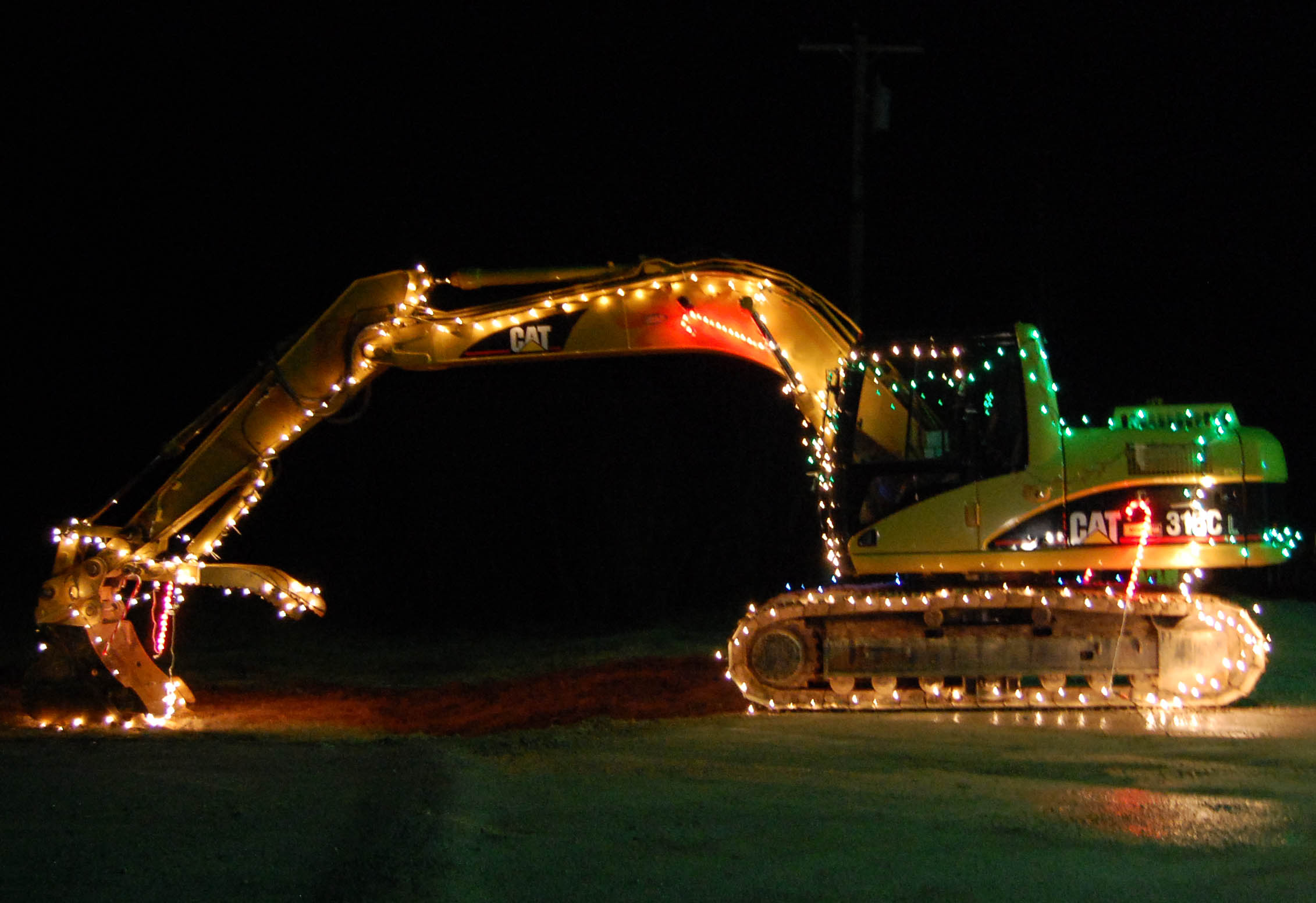 Caterpillar_excavator,_christmas_lights.jpg