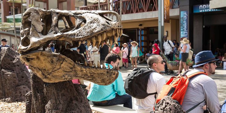dae18c4e9d4a9b398a27fb7bb9710407--jurassic-park-world-main-street.jpg