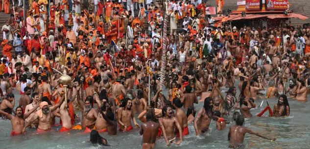 Foule au bord du Gange, pour le rituel de la Kumbh Mela, le 12 avril 2021, à Haridwar, en Inde..jpg