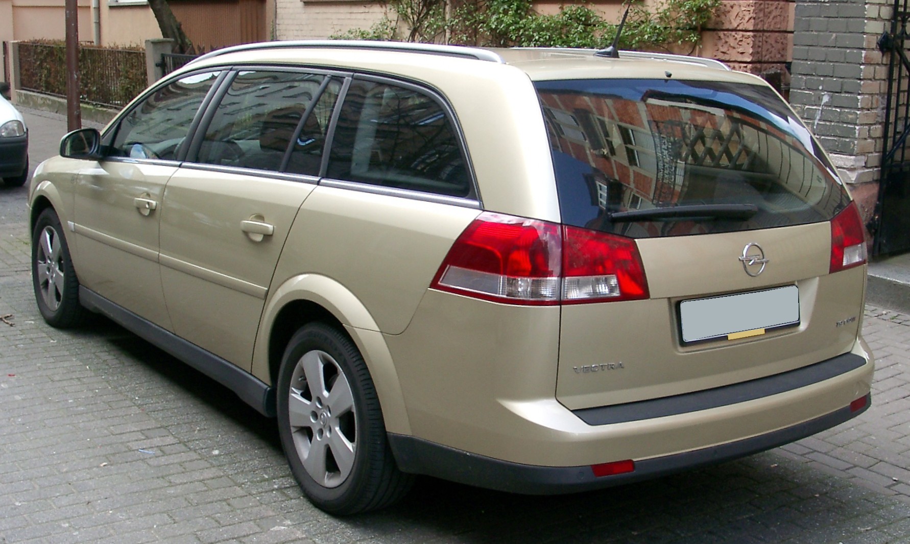 Opel_Vectra_Kombi_rear_20080318.jpg