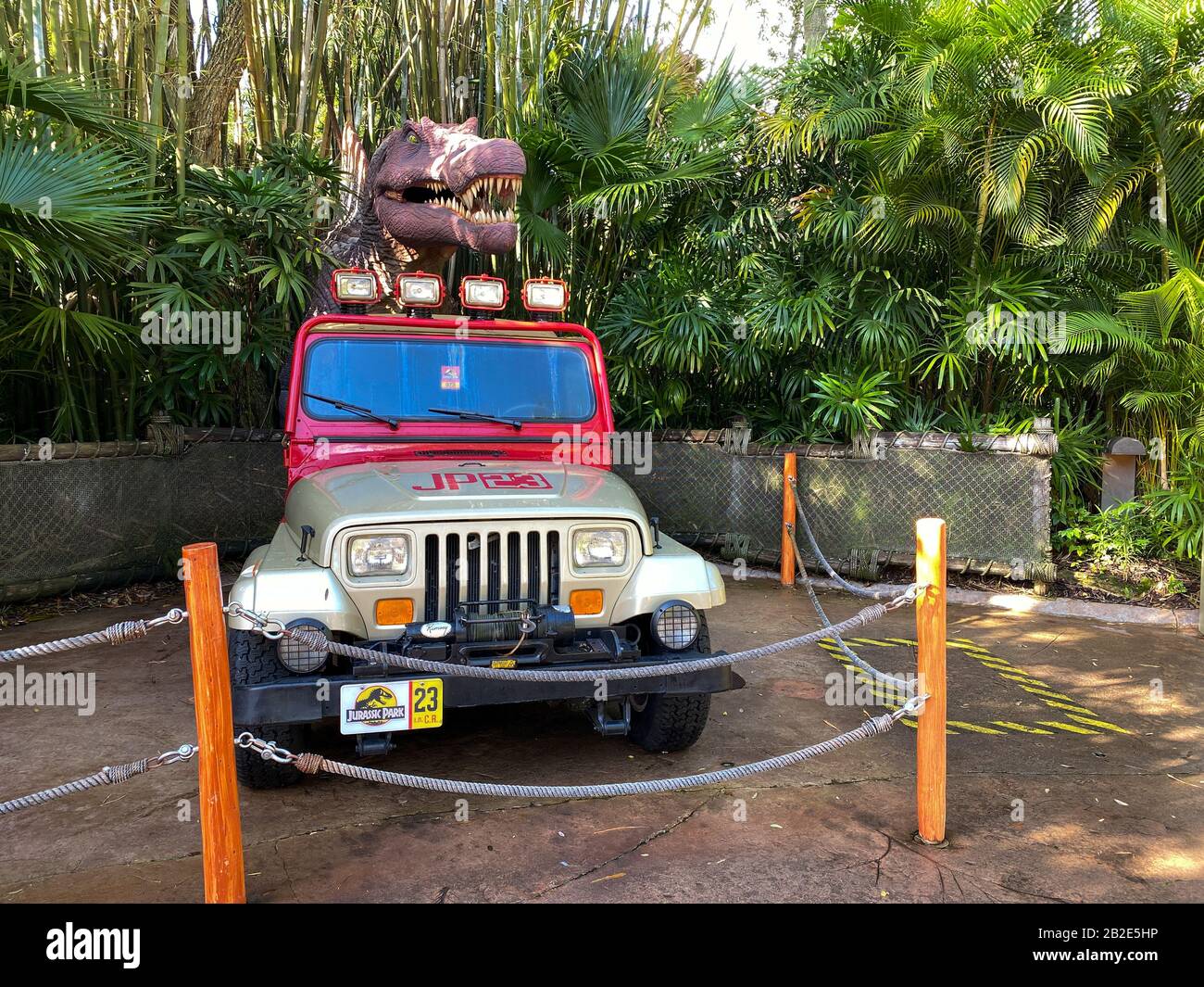 orlando-flusa-21720-jurassic-park-jeep-and-tyrannosaurus-rex-at-universal-studios-in-orlando-f...jpg