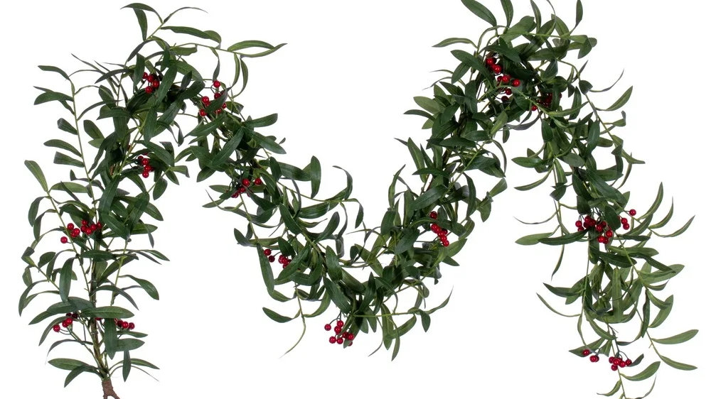 Red-Berry-and-Mistletoe-Garland..jpg